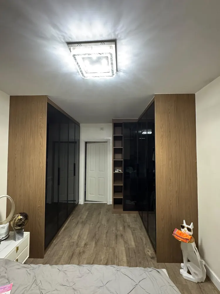 Oak-effect sliding fitted wardrobe with rails and shelving